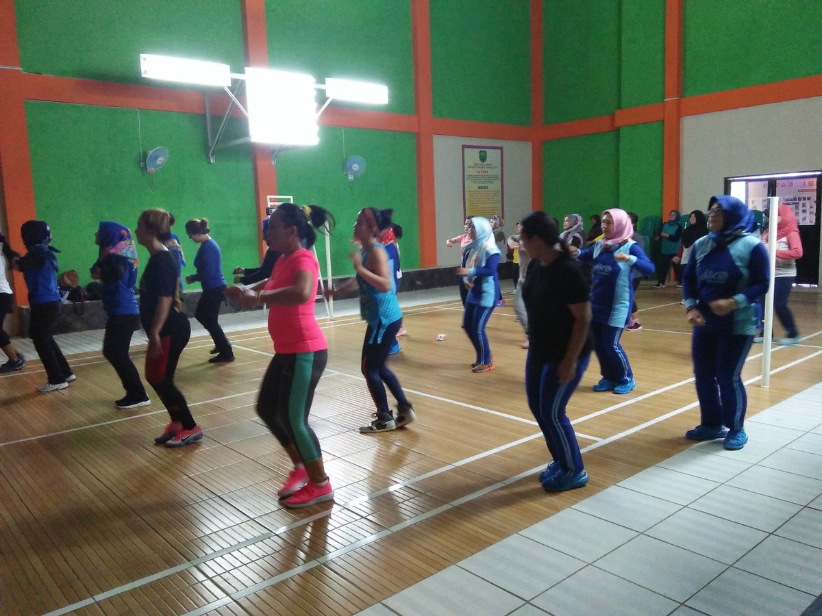 Tyara18930720's tweet photo. Sosialisasi bersama buibu komunitas senam di wilayah kec sagalaherang
#KPUmelayani 
#Kpudsubang 
#pilkadaserentak2018 
#PilkadaSubangBahagia https://t.co/Dv9yN9lAJW