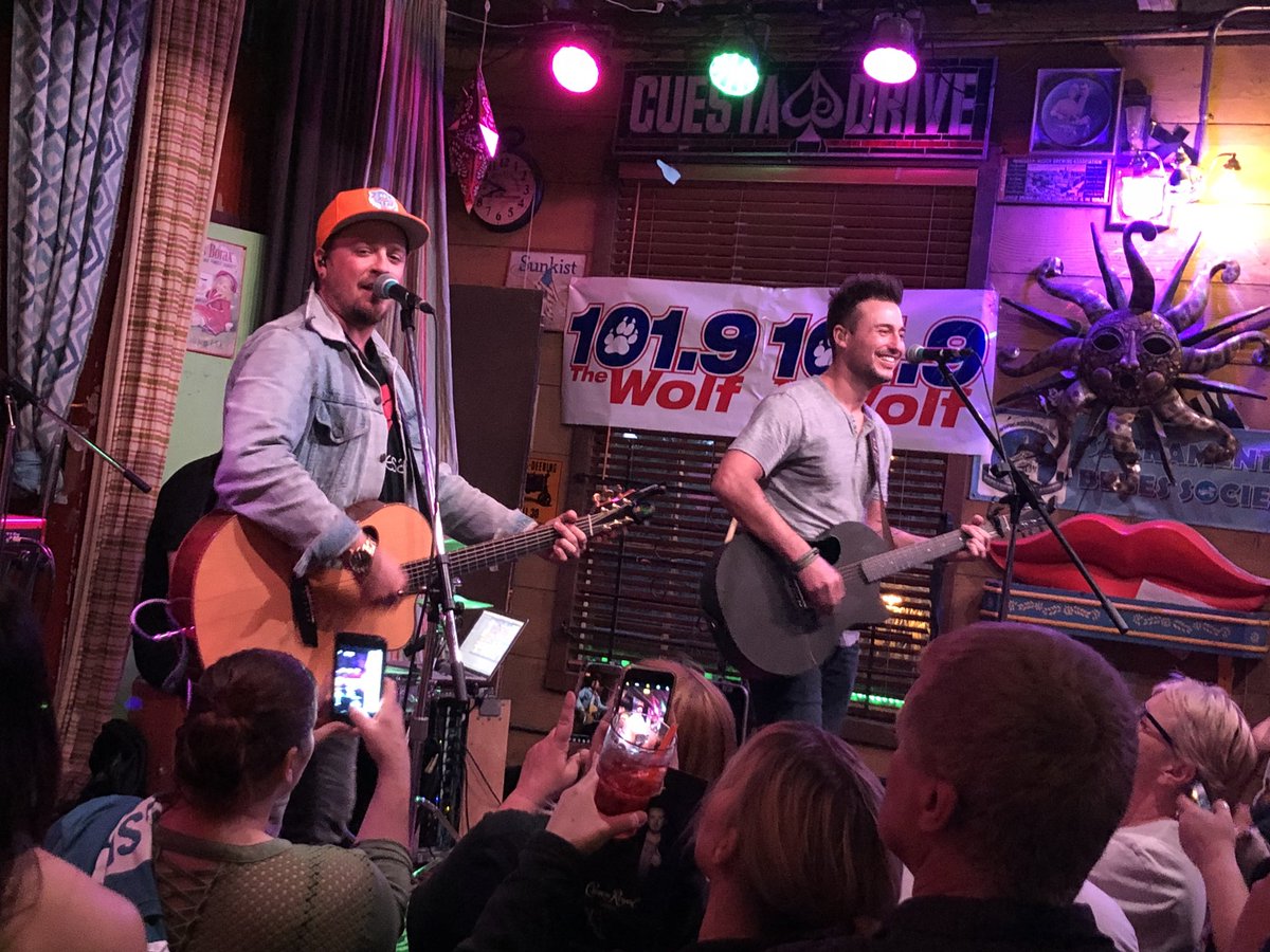 CR_Country's tweet photo. @loveandtheft is kicking off the 1st show of the night ! #PowerhousePub https://t.co/cu7k1vF4ms