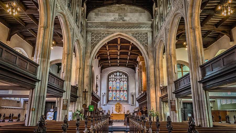 XHNews's tweet photo. Thousands expected at Professor #StephenHawking's funeral at Great St. Mary's Church in Cambridge https://t.co/svpwS2YJaS https://t.co/g8T4PdMdAG