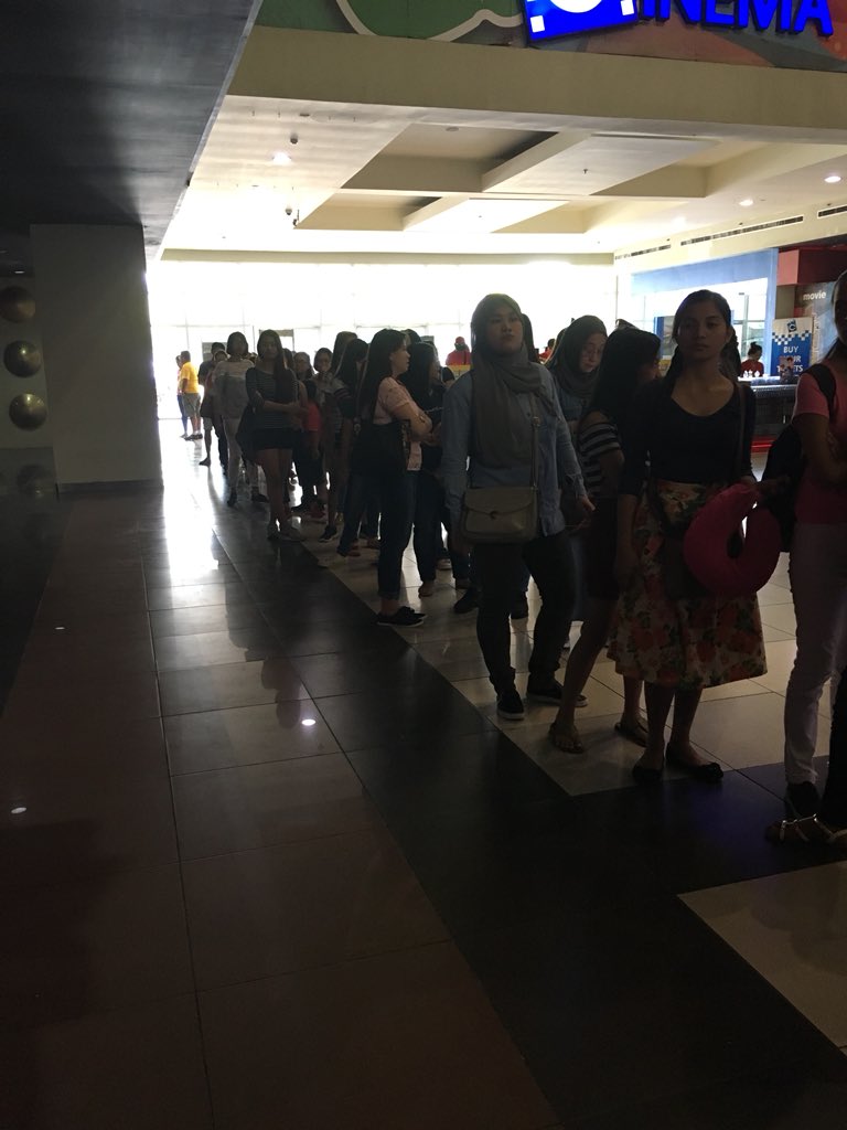 jajafirmeza's tweet photo. Grabe naman ang line! Solid.  
Bacolod chapter. #NeverNotLoveYouNowShowing https://t.co/3DhvalQjzy