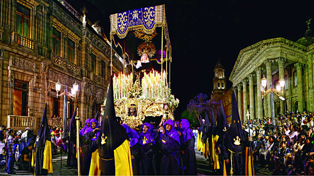 Majestuosa la Procesión del Silencio

elheraldoslp.com.mx/2018/03/30/maj…