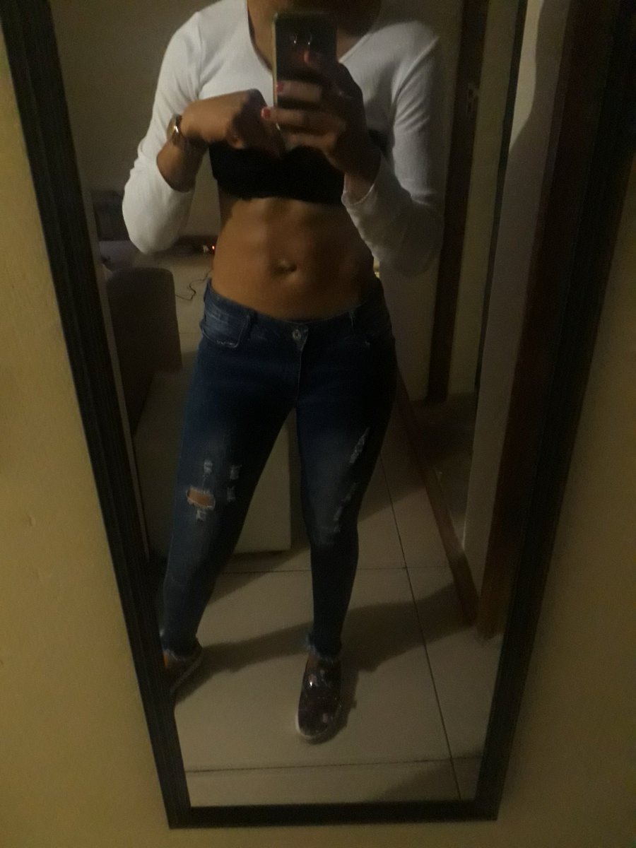 TakatsoLisbeth's tweet photo. Good morning
Sorry i can't help it๐๐
#BounceBack #Boomerang #AbsAbsAbs https://t.co/7BLAtHSiT6