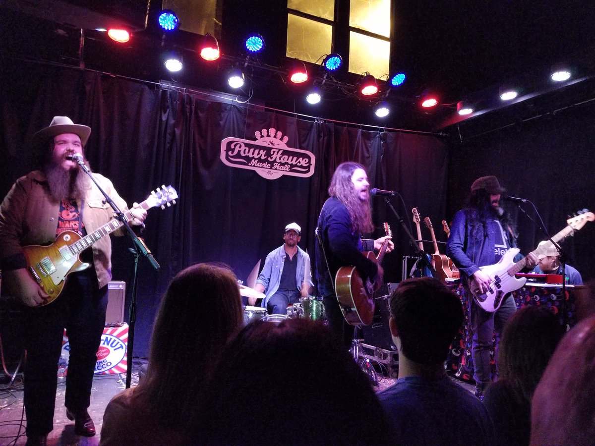 BCarterK's tweet photo. #brentcobb #digginholes #pourhouse @Brent_Cobb https://t.co/076n2WEYWq