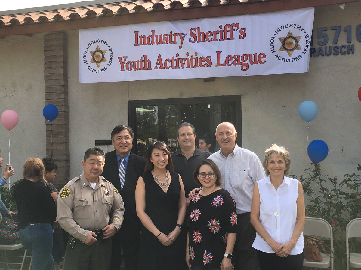 LASDHQ's tweet photo. #LASD Prom Dress Give Away
Thank you to @IndustryCaptain Murakami, Industry Sheriff's Station Youth Activity League, @KCALInsurance, #ECSCLUB https://t.co/G6RiSOyrr8 https://t.co/NXo9V9CIDI