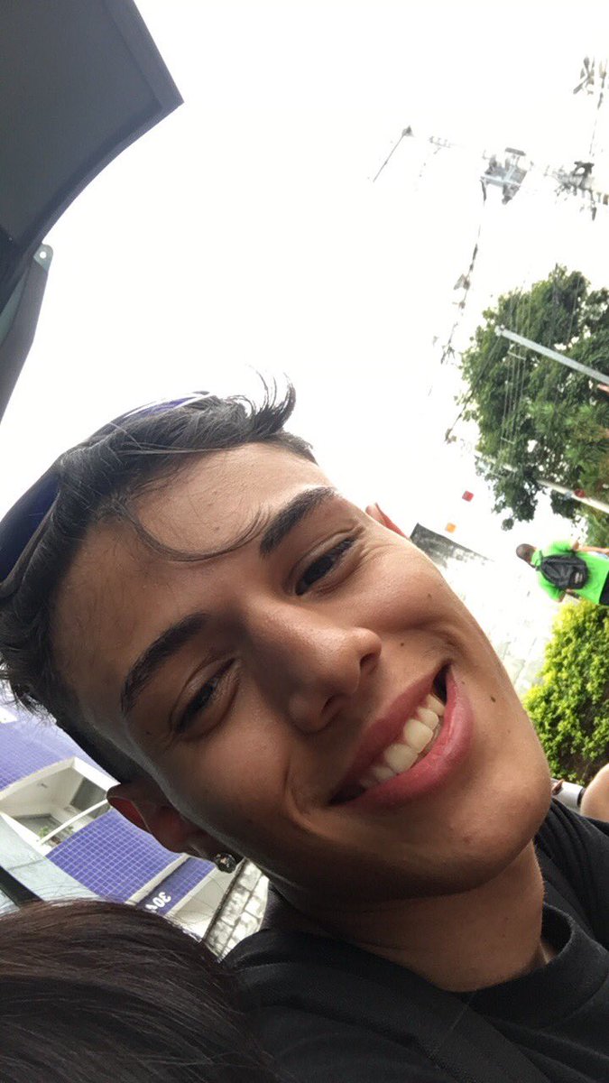 BrendaDx3's tweet photo. Hj vc celebraria mais um ano de existência neste mundo. Desde que vc se foi, este dia q antes era de alegria e festa, agora é de saudade e nostalgia. Esteja onde estiver, o seu sorriso estará sempre vivo em nossa memória e vc estará sempre guardado em nossos corações, te amo ❤️ https://t.co/EQPTfiNceW