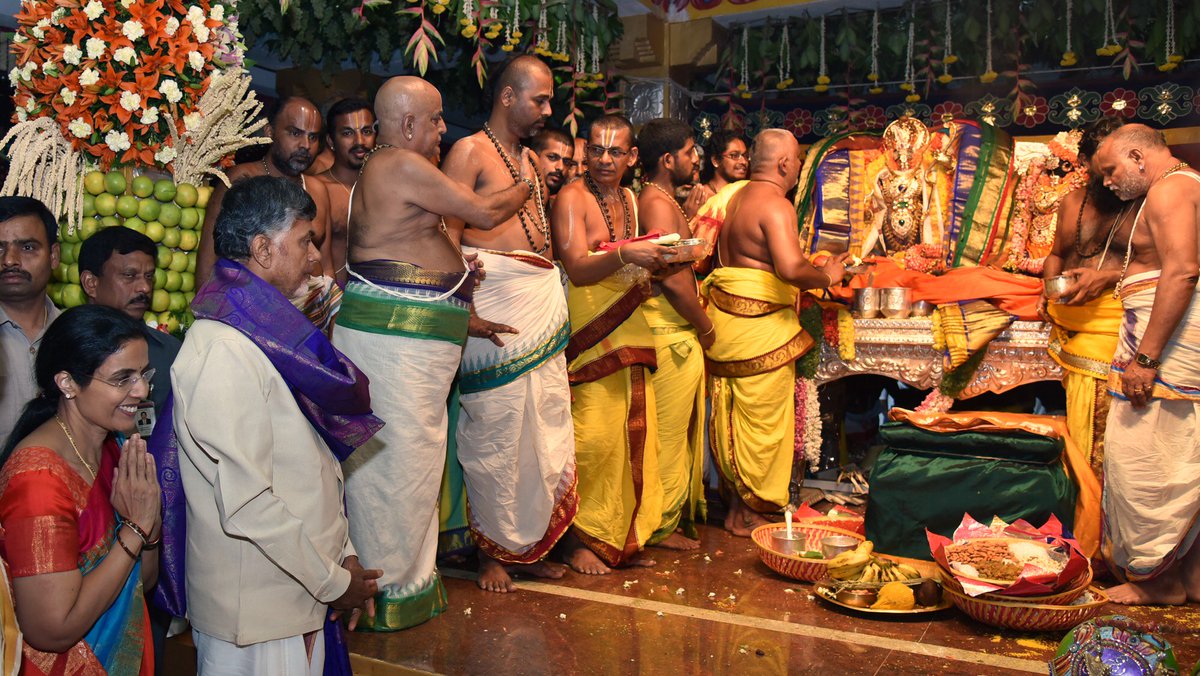 ncbn's tweet photo. ఒంటిమిట్ట శ్రీ రాముల వారి కళ్యాణానికి పట్టువస్త్రాలు, ముత్యాల తలంబ్రాలు సమర్పించాము. రామయ్య పరిణయ మహోత్సవాన్ని తిలకించి భక్తులతో మాట్లాడాము. విభజన అనంతరం ఒంటిమిట్టను అన్ని విధాలా అభివృద్ది చేసేలా చర్యలు తీసుకుంటున్నాము. https://t.co/xdmmWuE074