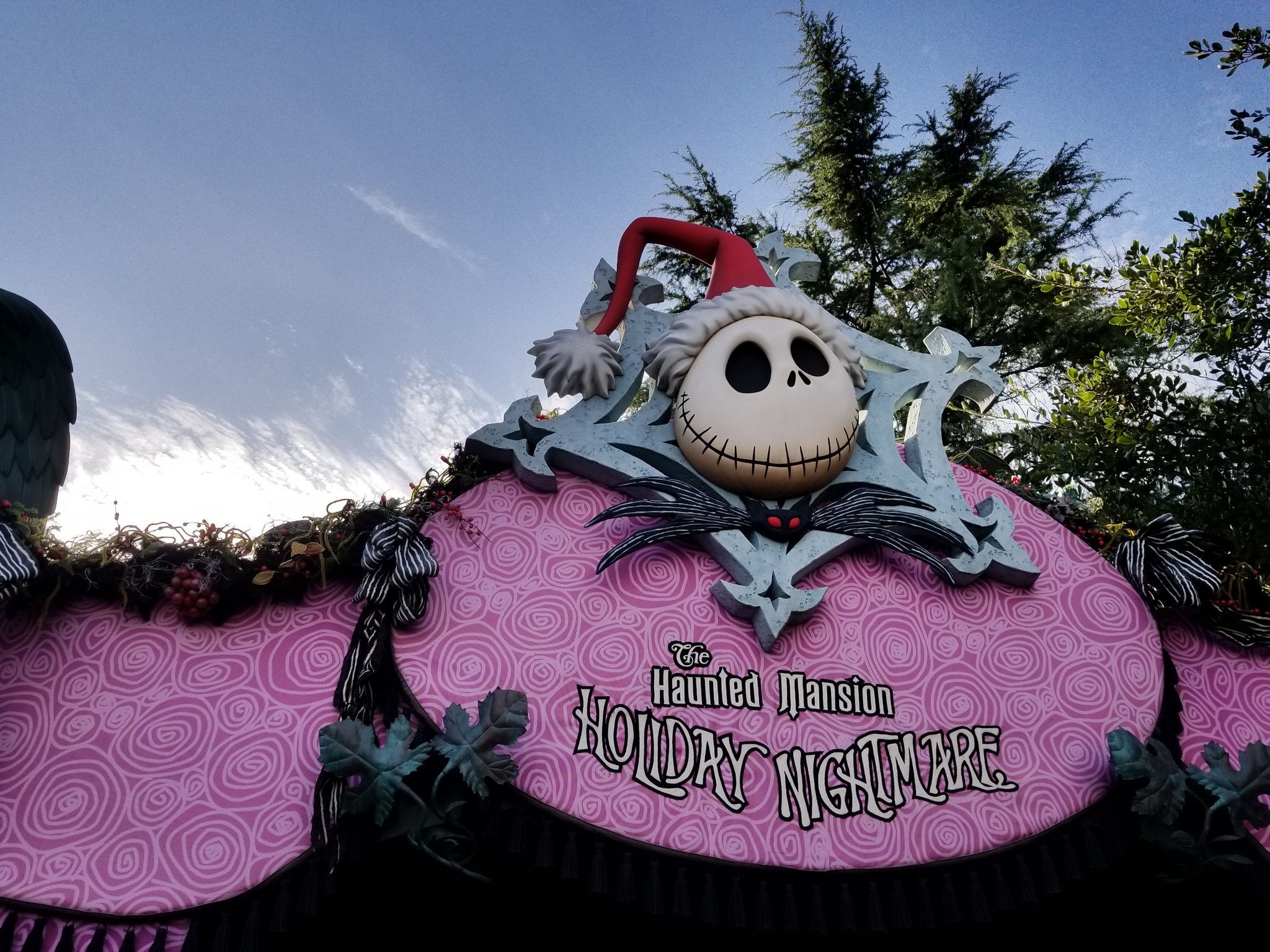 やまきょのdisneyworld A Twitter アナハイムのディズニーランドにナイトメアビフォアクリスマスライドをイッツアスモールワールドの隣に作る予定でした しかしティム バートンはアイデアを否定してホーンテッドマンションに特別バージョンとして導入されました