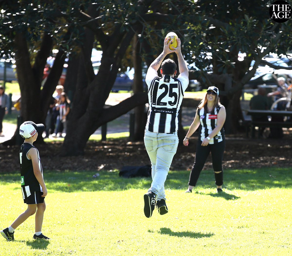 #AFLPiesGiants @mcg  @CollingwoodFC  #spiritoffootball walking down the hill to the 'G' 🐰