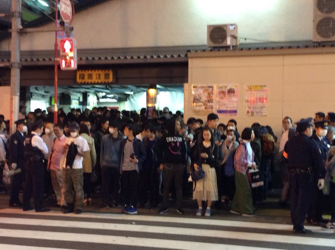 入場規制 新大久保駅が大混雑 Twiceハイタッチ会の帰りのonceの押し寄せ 倒れてる人いるし救急車も来てる まとめダネ