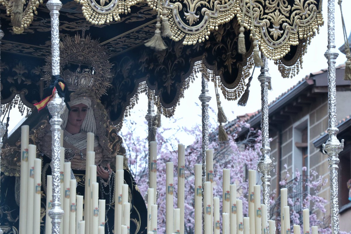 pikaraink's tweet photo. Momentos que nos dejaba la Antigua, Ilustre y Fervorosa Hermandad y Cofradía de María Santísima de la Soledad Coronada y Sagrado Descendimiento de Nuestro Señor Jesucristo a su paso por las calles de #AlcaladeHenares https://t.co/4MjyNbg5nv