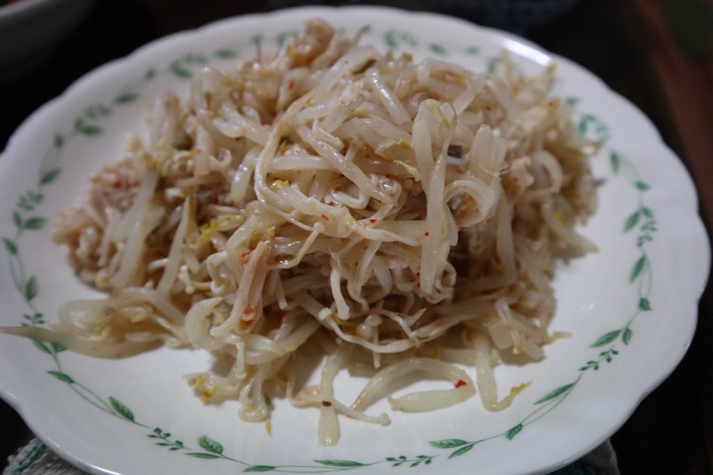 utsumissimo's tweet photo. 今日のお昼ごはんは…
・塩麹に漬けた鶏胸肉の大葉炒め
・糖化した赤じゃがのチーズ焼き
・もやしのニンニク酢和え
・塩麹豆腐

でした！！
珍しく今日はさっぱり?メニュー✨
みんな楽しんで食べてくれました♪ https://t.co/NHqG8PSZlV