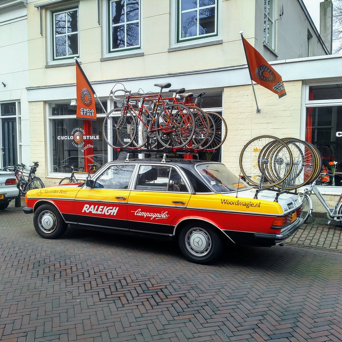 JohnvanIerland's tweet photo. We 'Peter' en ik zijn in #Moordrecht bij de opening van #CycloStyle van Arjan Hendriks en Yvonne, een aanrader: koffie en wielrennen https://t.co/W6ouzSDf32