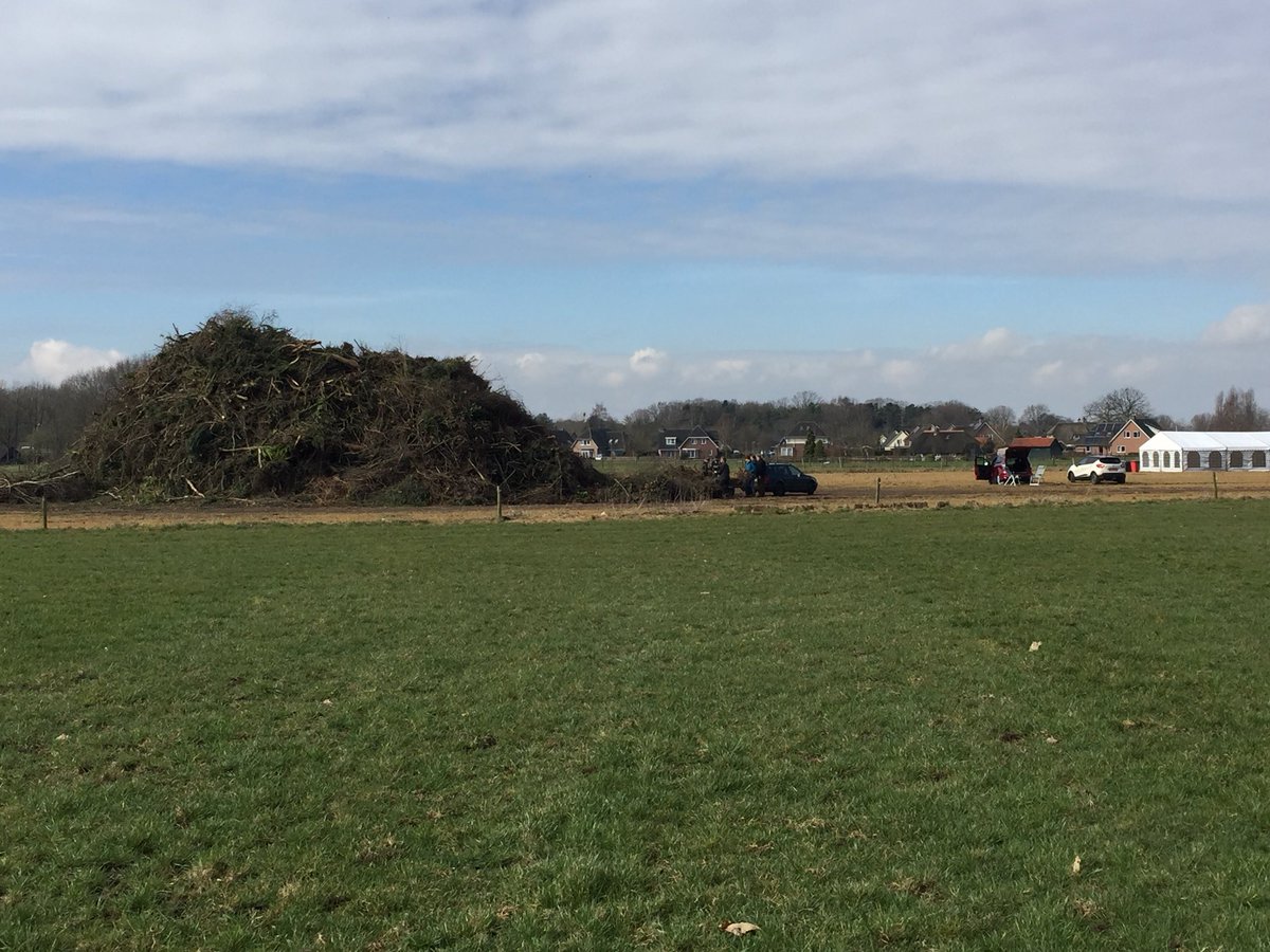 RietjeMeijer's tweet photo. Dat wordt wel wat morgen #paasvuur #boake #Gorssel https://t.co/8355N1TXoz