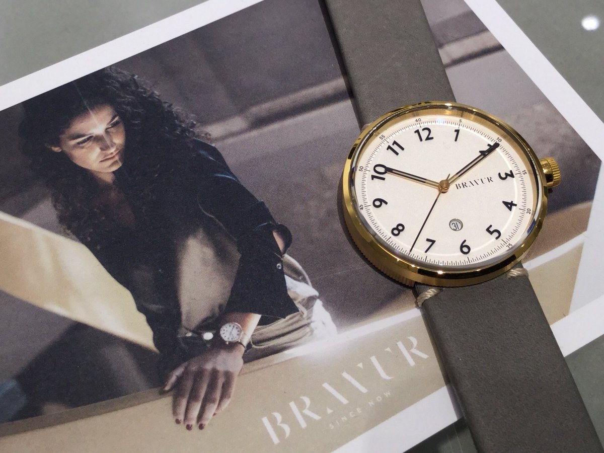 HMS_WatchStore's tweet photo. 【BRAVUR】🇸🇪
グレーは何にでも合わせやすいです😉✨
よ〜く見るとインデックスの向きが…⭐️⭐️⭐️!!?
ちょっと遊び心があります😆❤️

#hmswatchstore #時計 #腕時計 #bravur #ブラヴァ #名古屋 #栄 #名古屋ラシック #ラシック #fashion #ファッション #オシャレ #シンプル https://t.co/nrTKxRIdT8