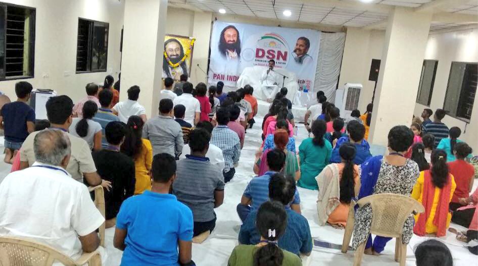 Gurudev's tweet image. Addressed via video conference, participants of the DSN program for nation building  and creation of an ideal society. The program is being held in 102 locations across India and Nepal with 8,500 participants, led by dynamic @ArtofLiving teachers.