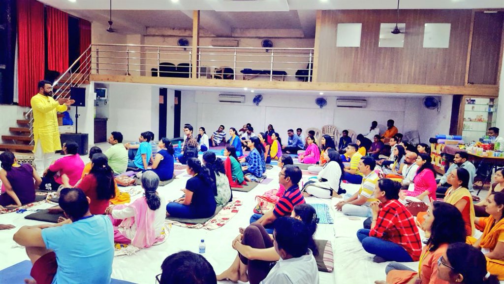 Gurudev's tweet image. Addressed via video conference, participants of the DSN program for nation building  and creation of an ideal society. The program is being held in 102 locations across India and Nepal with 8,500 participants, led by dynamic @ArtofLiving teachers.