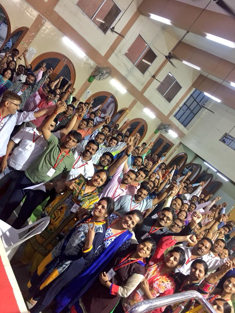 Gurudev's tweet image. Addressed via video conference, participants of the DSN program for nation building  and creation of an ideal society. The program is being held in 102 locations across India and Nepal with 8,500 participants, led by dynamic @ArtofLiving teachers.