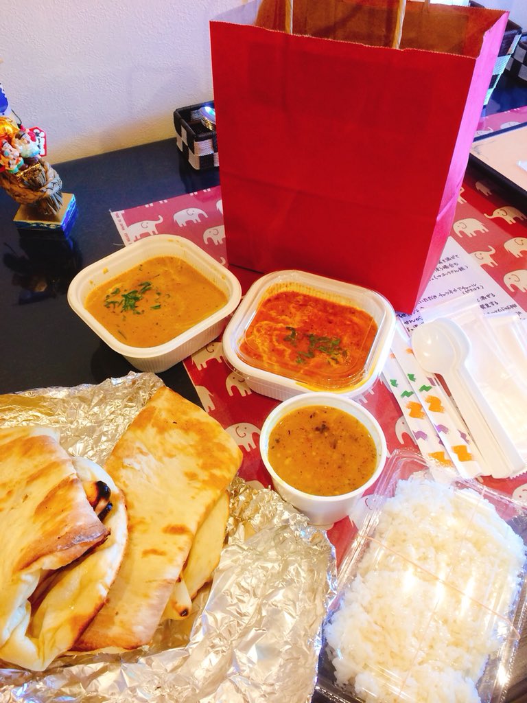 ネパールとインドのお料理danachoga 21時までの時間短縮で営業中 お店のナンとカレー ダルバートをテイクアウトして これから近くの鴨川でランチです テイクアウト ネパール料理 インド料理 ネパールカレー インドカレー ダルバート カレー