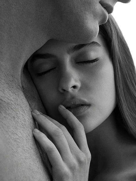 i_pittore's tweet image. Oggi dammi solo un respiro di dolcezza, un fremito del tuo cuore in una languida carezza.
Dammi un gesto, una parola per sapere noi chi veramente siamo.
Se davvero come credo la tua anima è preziosa, dimmi solo che sei vera quando dici io ti amo.

#PerleDiPensiero