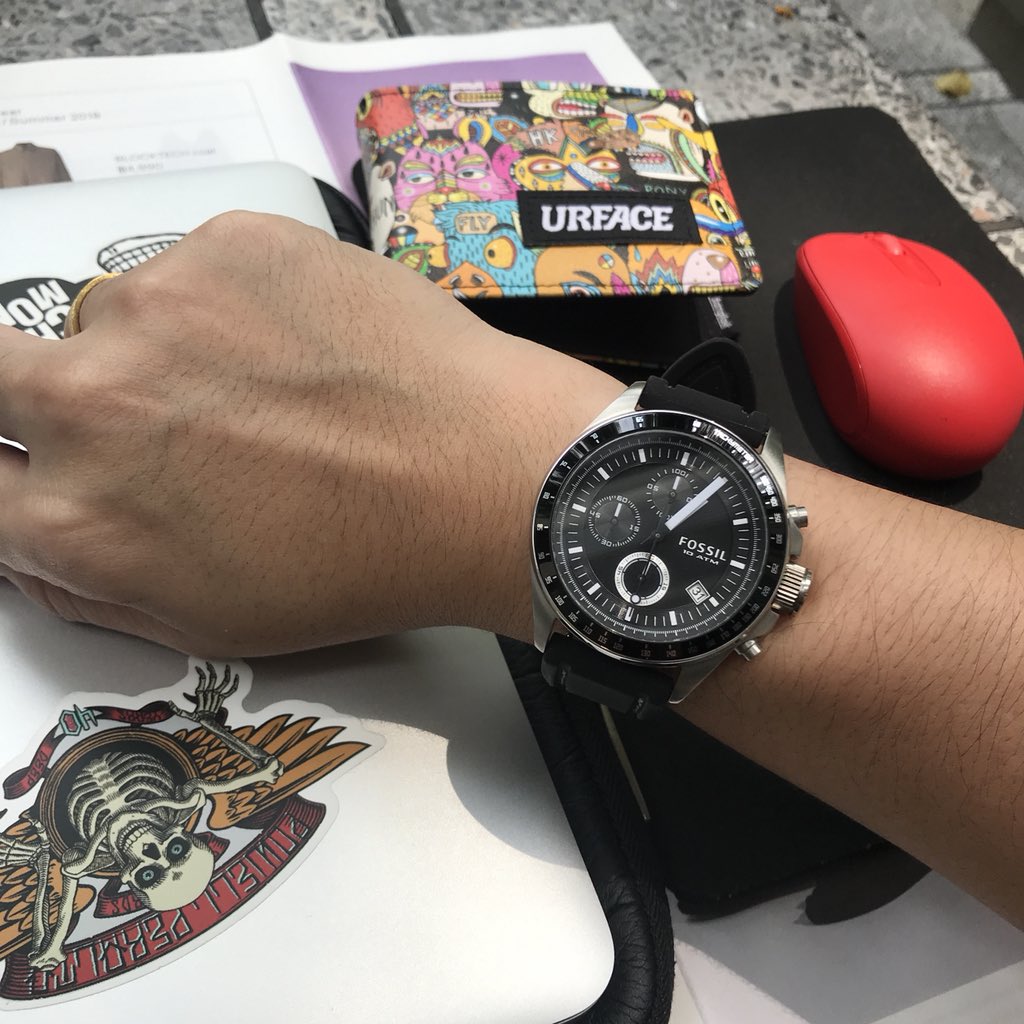 juth's tweet photo. แบตคอมหมด ณ เพลานี้ ต้อ��หัดพก power bank แล้ว #FossilWatch #urface https://t.co/Q2BirZJ9KT