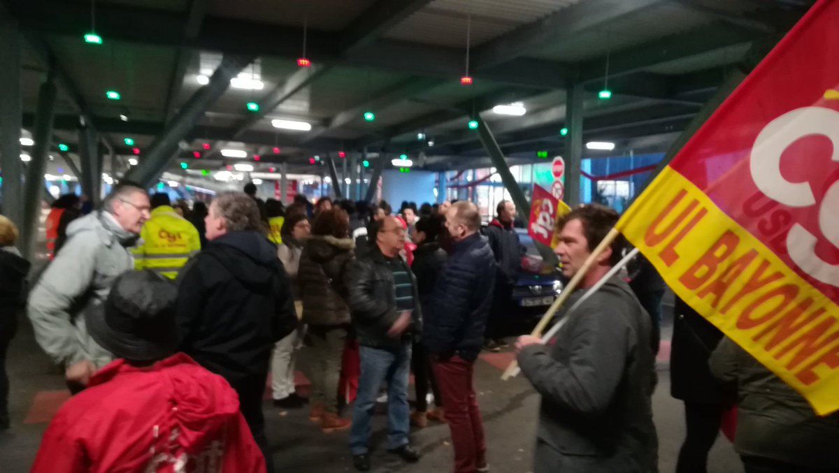 SPereira64600's tweet photo. En soutien ce matin aux salariés #Carrefour en lutte à #Anglet !
Ensemble on va gagner ✊ #greve https://t.co/0v7M3ICTjW