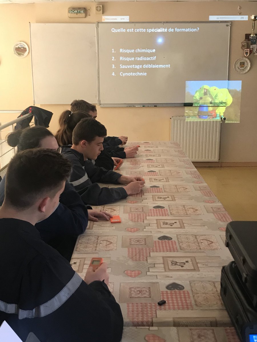 Pompiers03's tweet photo. Début de la dernière #JournéeTechnique pour les #JSP candidats au #BrevetNationaldesJSP. 
Nouveauté technologique pour nos #JSP : système de #QuizzBox ⌨️💻 https://t.co/FacNVDoQnT