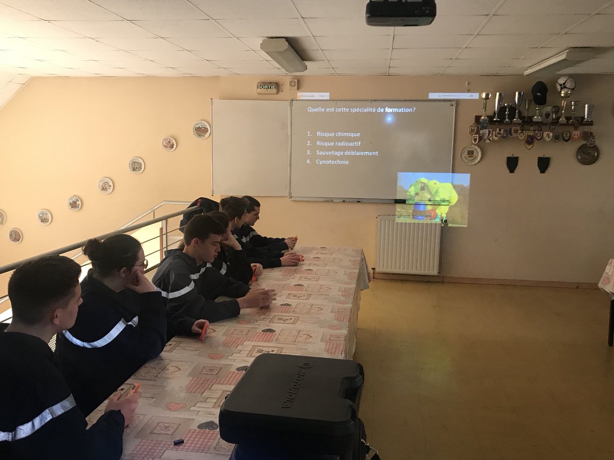 Pompiers03's tweet photo. Début de la dernière #JournéeTechnique pour les #JSP candidats au #BrevetNationaldesJSP. 
Nouveauté technologique pour nos #JSP : système de #QuizzBox ⌨️💻 https://t.co/FacNVDoQnT