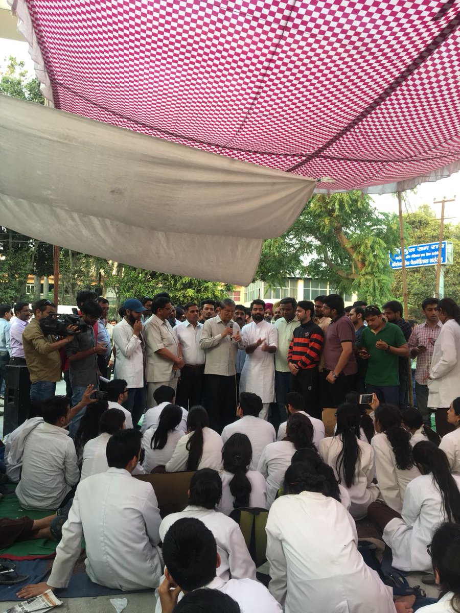 Jitendr45232773's tweet photo. #doctorsnotbanks @PMOIndia 
We all are medicos not bkack money banks https://t.co/mrD3uHFzfh