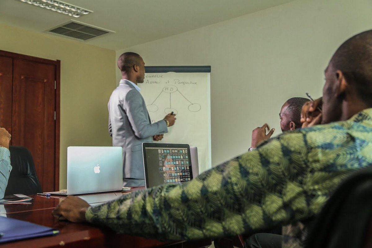 Notre société secouée par une crise économique, écologique, politique, religieuse...convaincu que seul les citoyens(jeunes) engagés peuvent changer la situation du monde, à condition qu’ils participent activement à sa reconstruction politique, sociale et surtout économique.#aboo