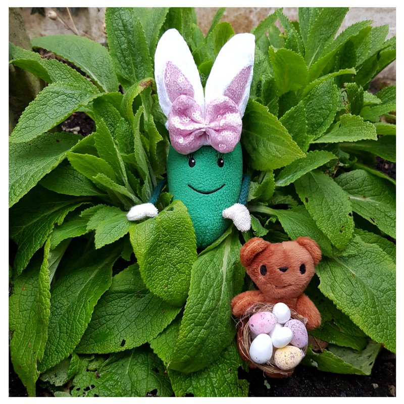Is that the #EasterBunny I can see? Oh! no, it's Green Bean with bunny ears on haha, looks like Mr Bear is helping Green Bean to hide the #Easter eggs ready for tomorrows Easter Egg Hunt, Ekk exciting
greenbeancollection.co.uk/store/p13/toys… #HolySaturday #chocolate #rawchocolate