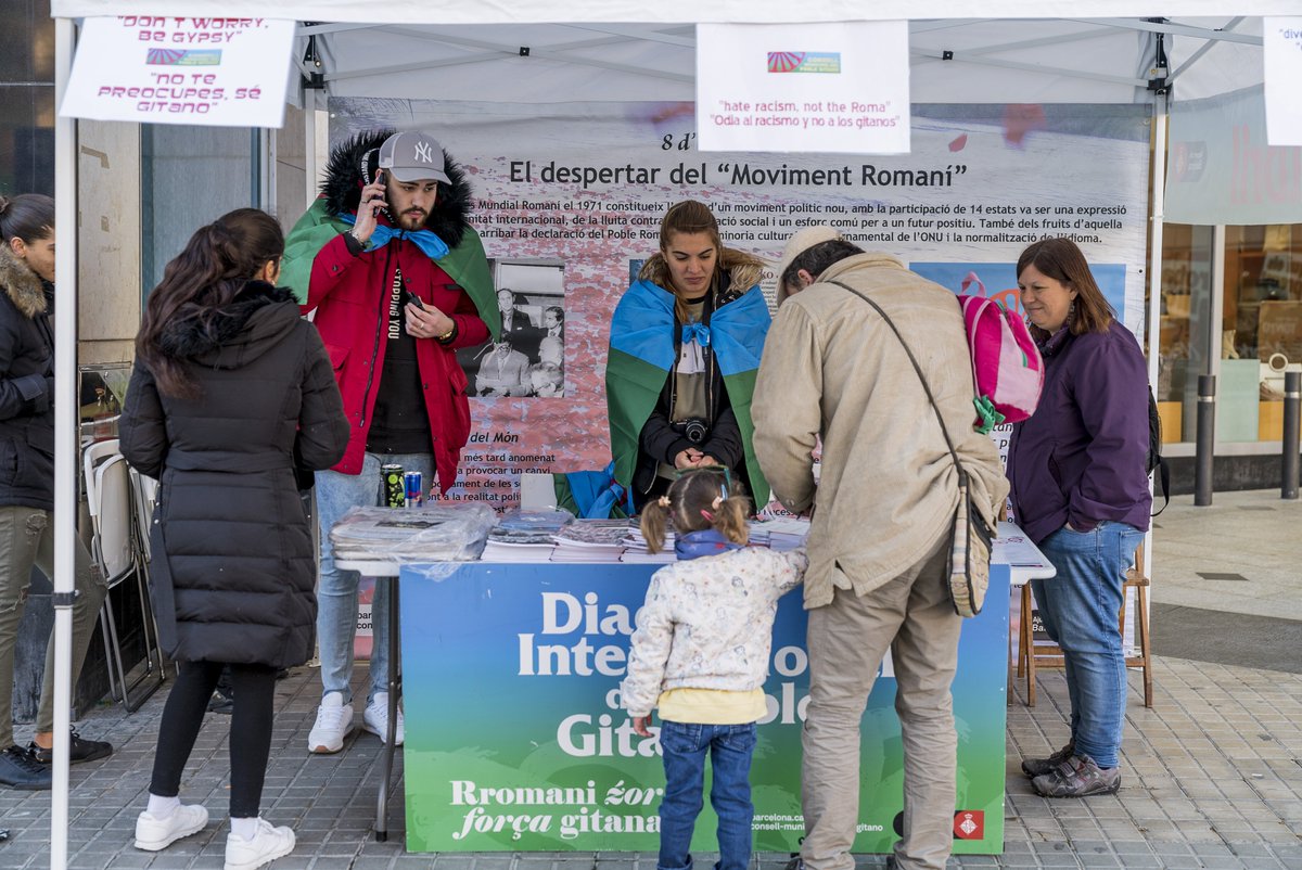 barcelona_cat's tweet image. Aprèn a parlar la llengua Romaní! Avui, de 10 a 18 h, vine a la plaça del Diamant per acostar-te a la cultura gitana. Mira la programació completa: media-edg.barcelona.cat/wp-content/upl… #DiaPobleGitanoBCN