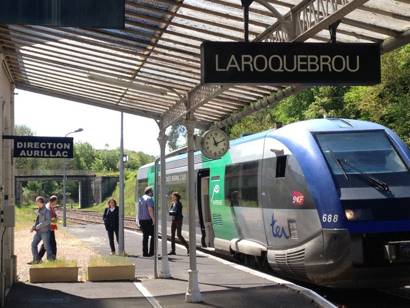 La ministre déléguée aux transports qui pilote la réforme de la <a href="/SNCF/">❌</a> qui entraînera la fermeture de nombreuses lignes de trains et marque la préférence du gouvernement pour la route plutôt que le rail, est sous la tutelle du ministre de la #TransitionÉcologique. <a href="/N_Hulot/">Nicolas Hulot</a> #HELP !