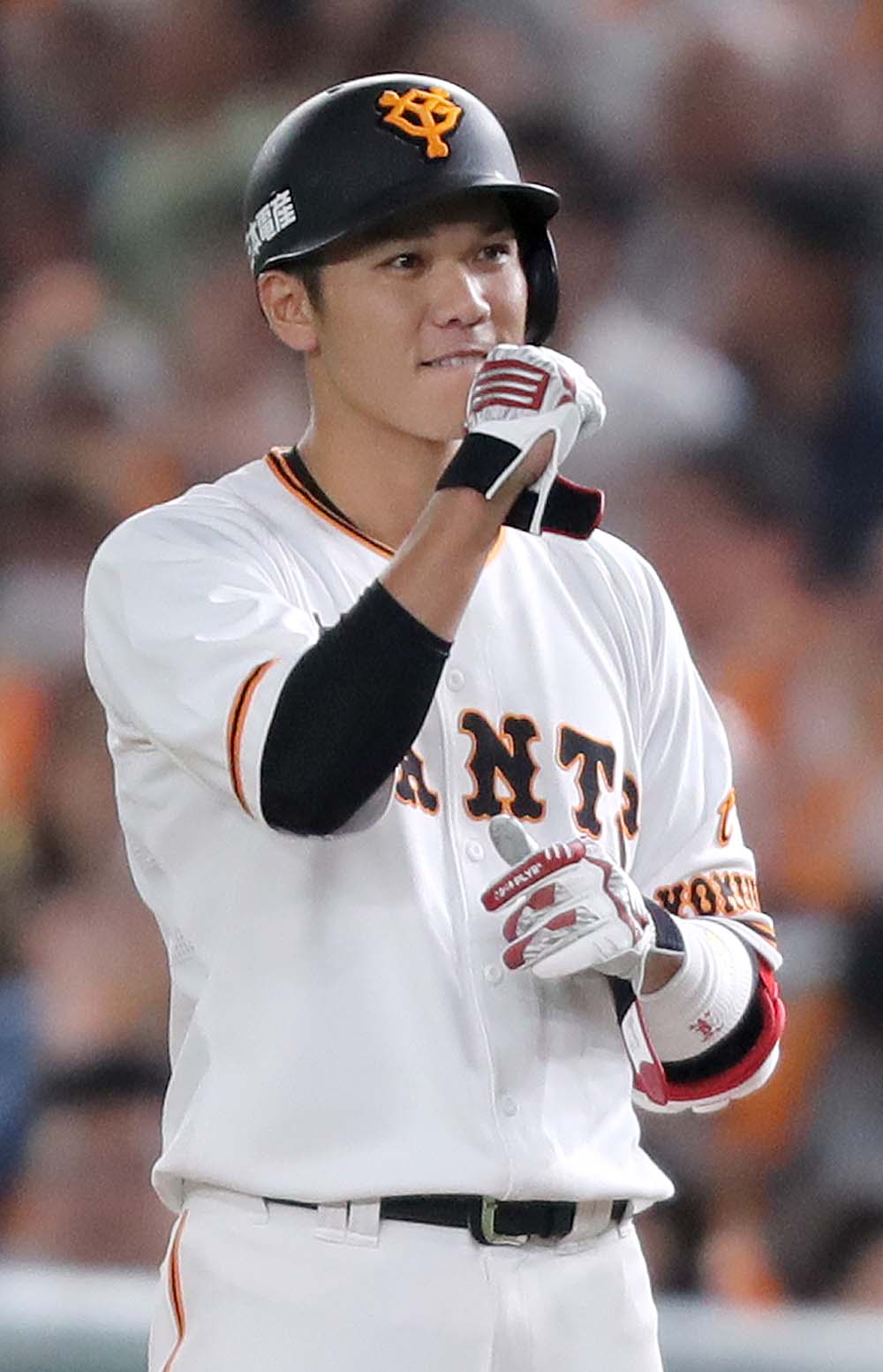 Twitter 上的 読売巨人軍 ジャイアンツ 六回裏 岡本和真 選手の本日3本目の安打と連続四球で無死満塁のチャンスの場面 代打 阿部慎之助 選手が押し出しとなる四球を選び1点差 二死まで奪われるが 坂本勇人 選手が中前適時打を放ち同点 巨人 4 4 阪神