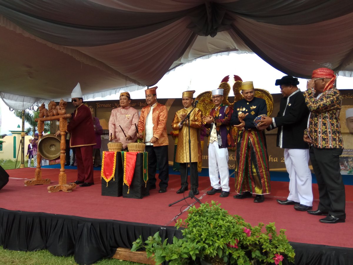 DPDRI's tweet photo. Wakil Ketua DPD RI Nono Sampono membuka acara Festival Legu Gam Kie Raha tahun 2018 dengan menabuh gendang bersama para Raja Kesultanan Ternate (31/3) #DPDRI https://t.co/yoDUjN3H4d