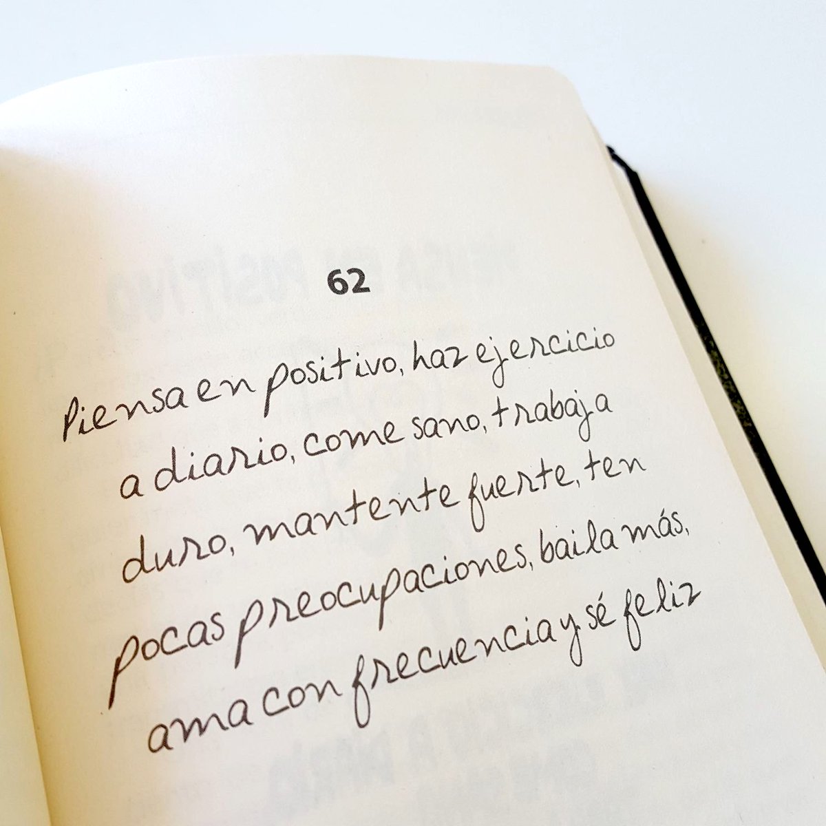 Planetadelibros Com V Twitter Piensa En Positivo Haz Ejercicio A Diario Come Sano Trabaja Duro Mantente Fuerte Ten Pocas Preocupaciones Baila Mas Ama Con Frecuencia Y Se Feliz Felizsabado El Pequeno Libro De