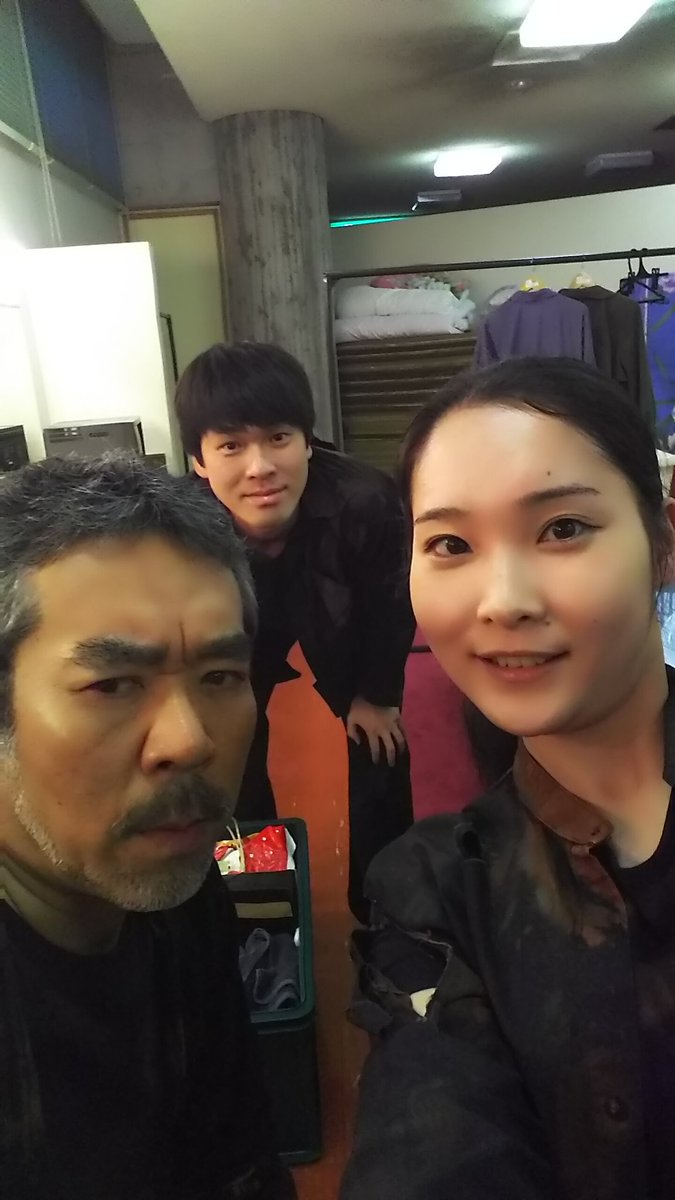 滝沢 花野 そうそう 今のところ四国ではずっと 影役3人が同じ楽屋 2年前の初演のときもそうだったので懐し嬉し 笑 大好きな頼れる兄さまたちです 山々の声から村人 役人 オルグ マスコミまで 3人で駆けずり回ってがんばっちょります 砦 トム