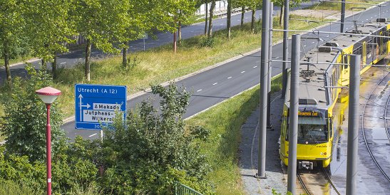 Een werkplek is overal te huur. Een lunch is overal te koop. Een spreekkamer voor een klantgesprek kun je boeken op veel plaatsen. Werken, ontmoeten, lunch en vergaderen kan overal. Bij Work’InMall gaan wij verder.dld.bz/gzK4D
