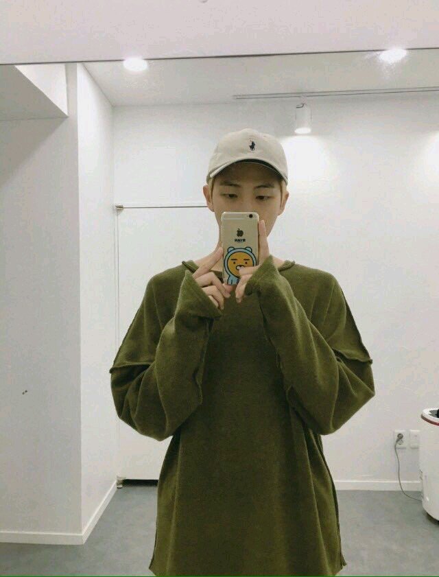 kulymshynaa's tweet photo. Hi! I'm RM's lovely Ryan phone case 🐻
#WeArePartOfBangtan  #BTS #bangtanboys #ARMYs #kimnamjoon #RapMonster #RM @BTS_twt https://t.co/96FqhP62IH