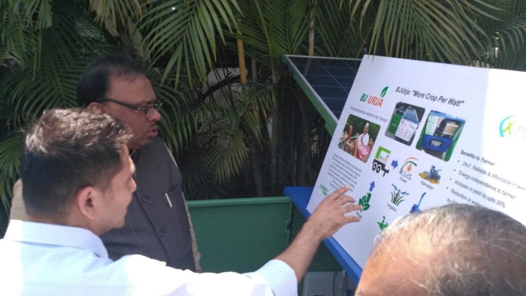 h2epower's tweet photo. @cbawankule ji understanding benefits of #FuelCell tech 4 #DistributedPowerGeneration 4 Maharashtra &amp; solution for Farmers #BJUrja #FuelCellSolarHybrid system tht wl bring #EnergyIndependence 2 Farmers n mk thm prosperous #SwadeshiUrja #SwawalambiBharat @CMOMaharashtra https://t.co/zJR2Wojnry