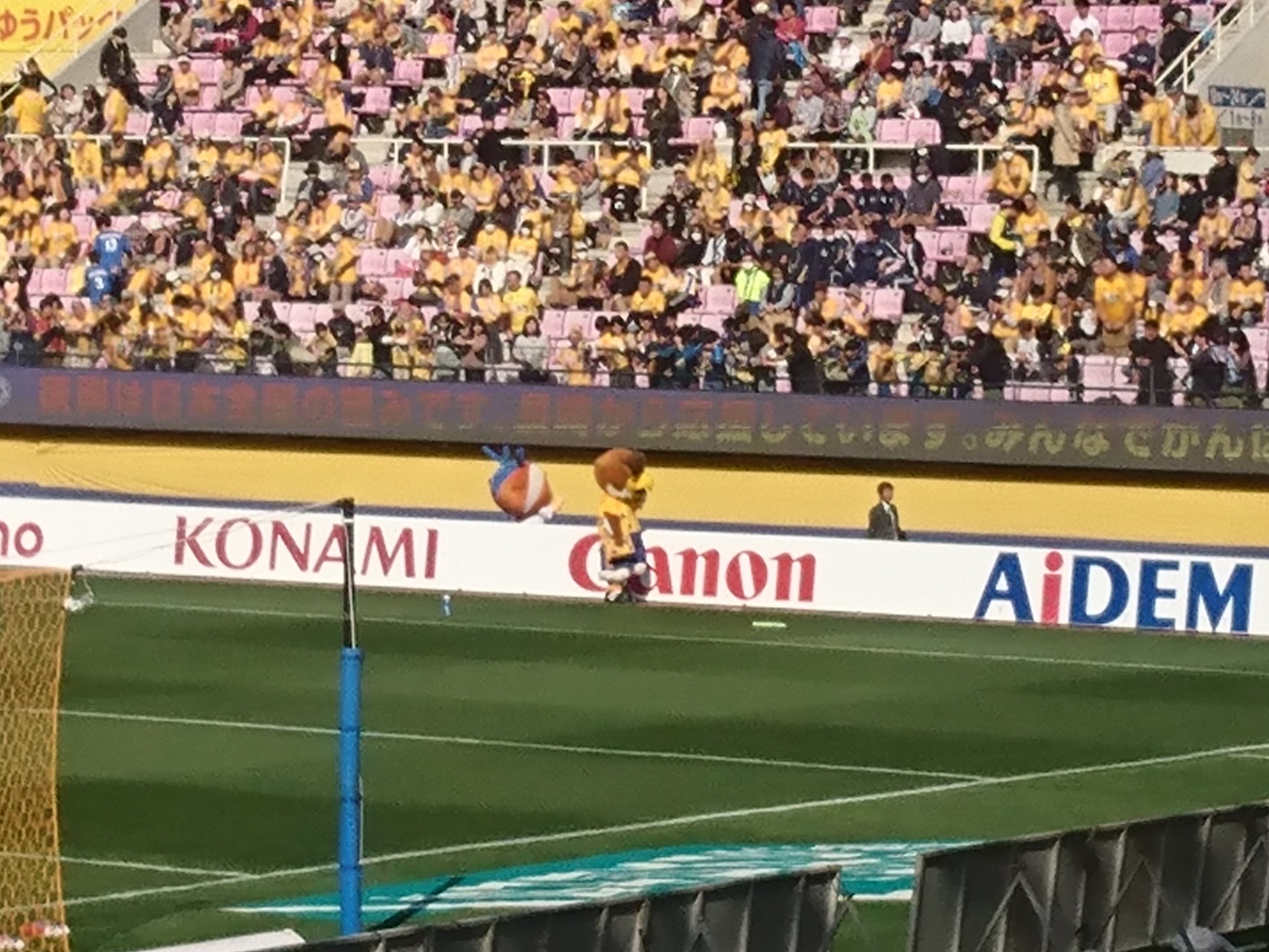 のほほん蹴球見聞録 ところで ユアテックスタジアム仙台の電光掲示板 には試合中も 復興絆メッセージ というのが流れて メッセージはベガルタ仙台が毎試合募集しているのですが 今日はv ファーレン長崎サポーターに加え 高杉と徳永両選手からの