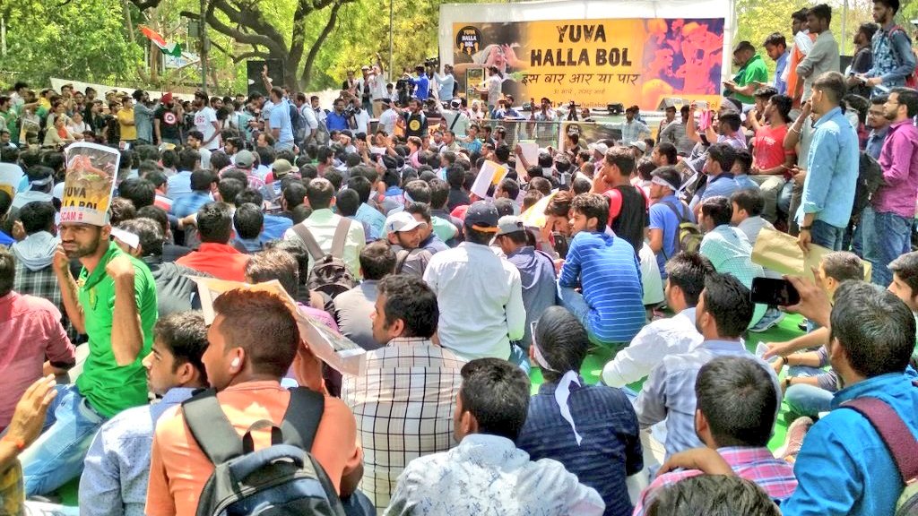 IYC's tweet photo. सड़कों पर हैं हैरान, परेशान और गुस्साए, 
प्रधानमंत्री जी अपनी कुर्सी संभालों, आये ये युवा आये। 😠 #YuvaHallaBol #SSCExamScam https://t.co/ahoHsEEhms