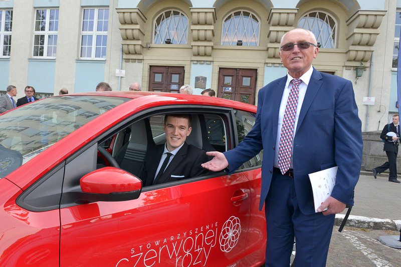 czerwonaroza's tweet photo. Najlepsi studenci poszukiwani! Eliminacje do Konkursu Czerwonej Róży 2018 już trwają.  Czekają na was nagrody, https://t.co/A3gHIx2X5X.: samochód osobowy i 12.000 zł Szczegóły na https://t.co/0VbgGr8RPC https://t.co/tlXSvz52LC