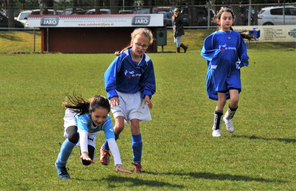 gertbudding's tweet photo. Scholieren #Paas #sporttoernooi @Gem_Renkum behoudt haar glans. zie: https://t.co/aFc5R1NdIp #scholierenvoetbal #heelsum https://t.co/XkjTvnlqVt