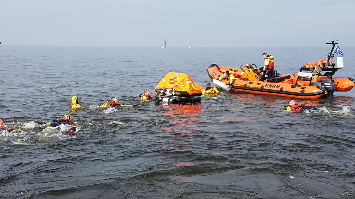 KNRMUrk's tweet photo. Oefenen met eventuele nieuwe opstappers @knrmurk tijdens inloopbijeenkomst @KNRM #vrijwilligers #opstappers https://t.co/Ss4kxVNq29