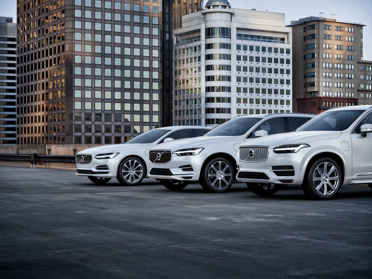 volvocares's tweet photo. Nuestra gama #TwinEngine de vehículos híbridos es la solución para hoy y para el futuro https://t.co/r19q5Obo6K #LifeforTech https://t.co/XuDxkUjmMR