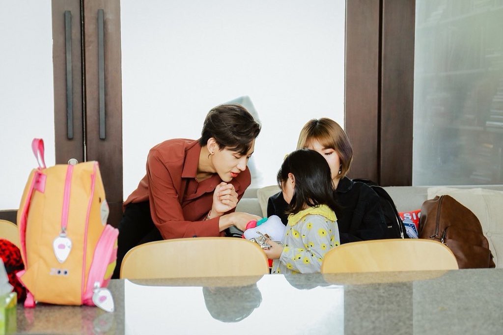wisdoublev's tweet photo. :คนนั้นใครน่ะ ทำไมผมไม่เคยเห็น
:คุณครูภาษาอังกฤษคนใหม่ฝั่งอนุบาลครับ ชื่อครูแบมแบม
:บอกคนให้จัดห้องรับรองเพิ่มที่ตึกอนุบาล ผมอาจจะไปนั่งทำงานตึกนั้นบ้าง แล้วก็สั่งประชุมแผนกภาษาอังกฤษทุกศุกร์ด้วย
:ได้ครับ https://t.co/FTI3CcUwUV