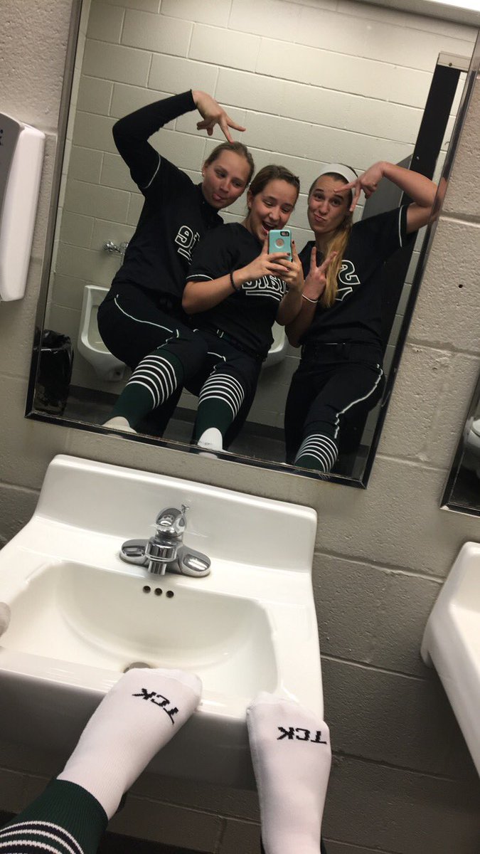 clopton_tatum's tweet image. FS softball is taking on Maize  today, 2:00 at FS. Everybody come support! #statetostate