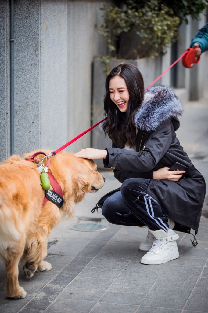 Wonny4TW's tweet photo. @sulkyaebin Oh, you're afraid of dogs? She just always looks genuinely happy petting them. https://t.co/qK137y0AjC