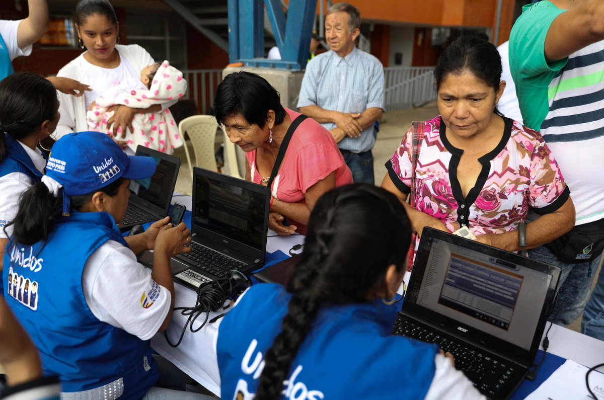 ProsperidadCol's tweet image. Hoy, un año después, seguimos cumplimiendo compromisos con Mocoa para reactivación de sus actividades económicas. En términos de generación de ingresos, fueron asignados de manera especial 500 cupos al programa de emprendimiento #MiNegocio #AsíAvanzaMocoa