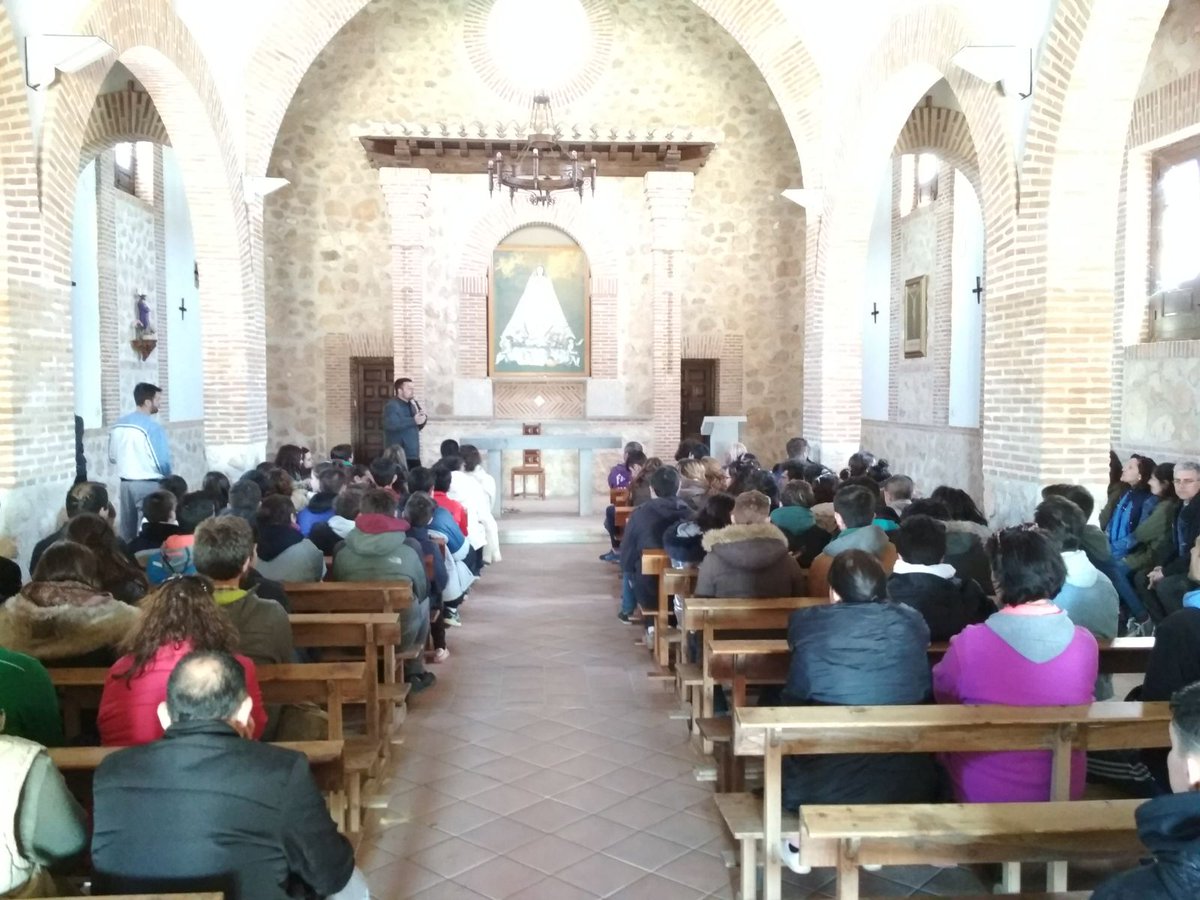 #ArzobispoDeToledo con los jóvenes de <a href="/AcgToledo/">Acción Católica General de Toledo</a> que están celebrando la Pascua esta #SemanaSanta con la <a href="/ParroquiaVillac/">Parroquia Villacañas</a> en la ermita de la Virgen de la Esperanza de #Lillo